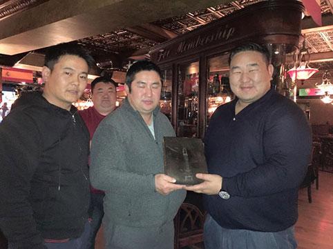 Асашёрюү Д.Дагвадорж “Сүх Жанжины цүнхийг бэлгэнд аваад бөөн баяр” болов